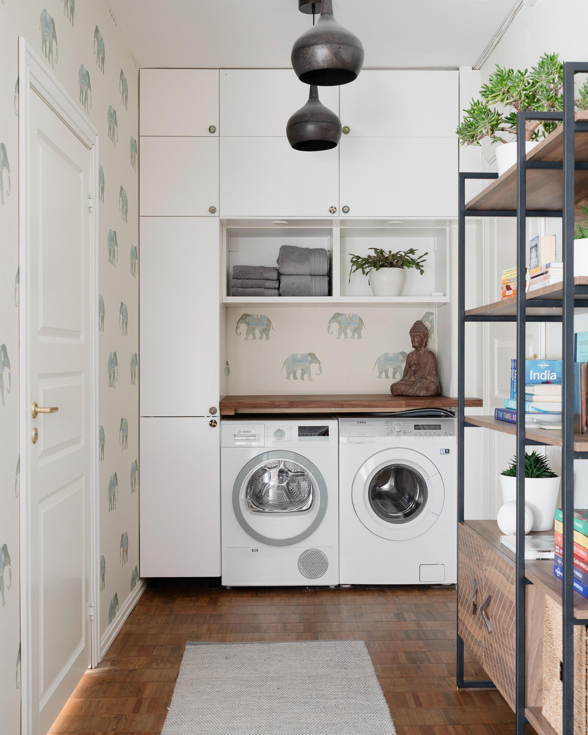 I gangen ved siden av badet er det satt opp en vaskeromsavdeling med opplegg for oppvaskmaskin.